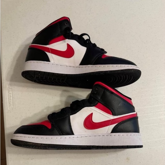 Jordan 1 Mid - Picture 2 of 3